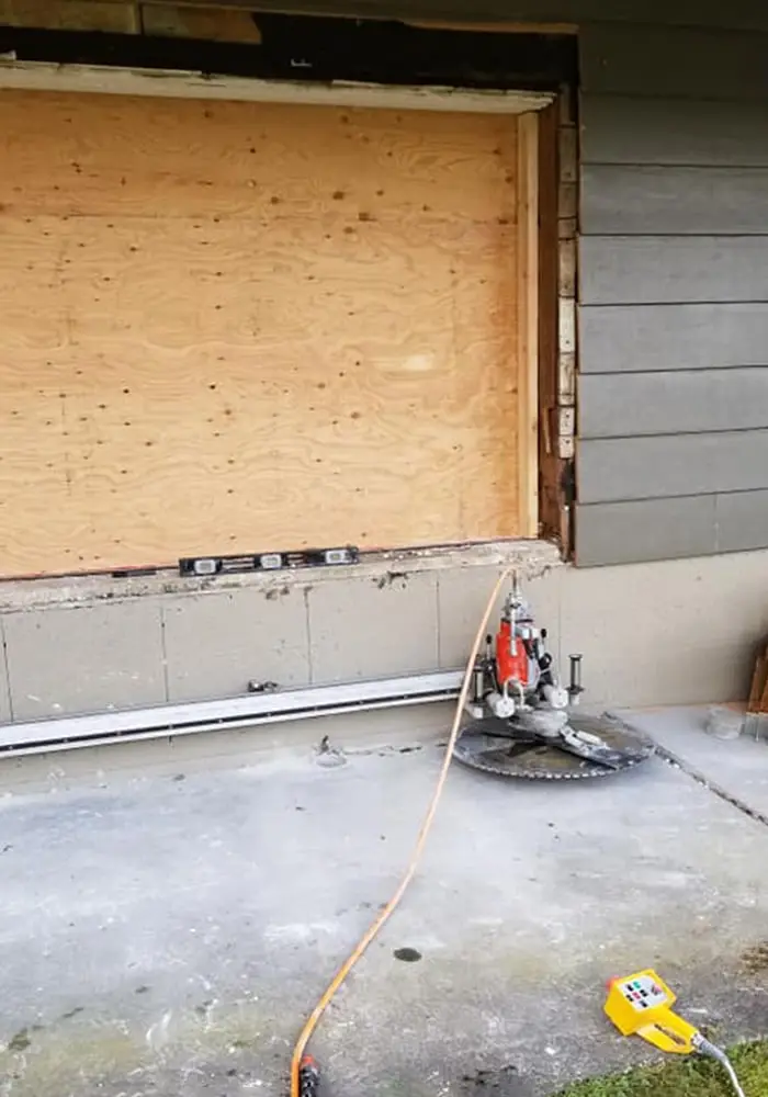 Concrete wall sawing image